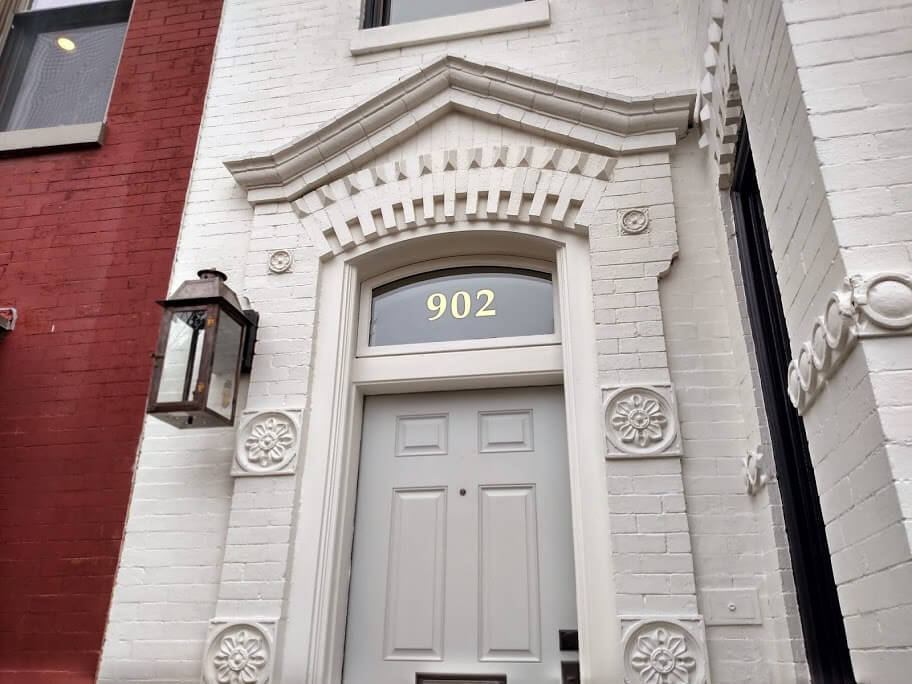 Transom Numbers, a Gold Leaf House Address at 902 in DC.